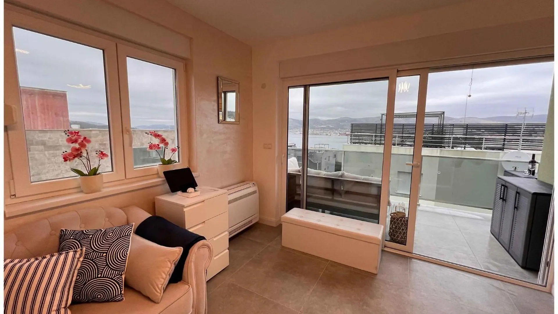 Oceanview Deluxe Penthouse Apartment With 89M2 Living Space & 90M2 Roof Terrace Trogir Croatia
